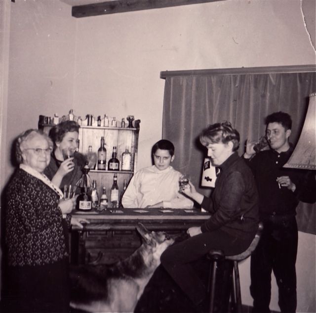 Balans van de installatie van een huisbar: vijf levercirroses, waarvan eentje bij de immer bedelende Duitse scheper.